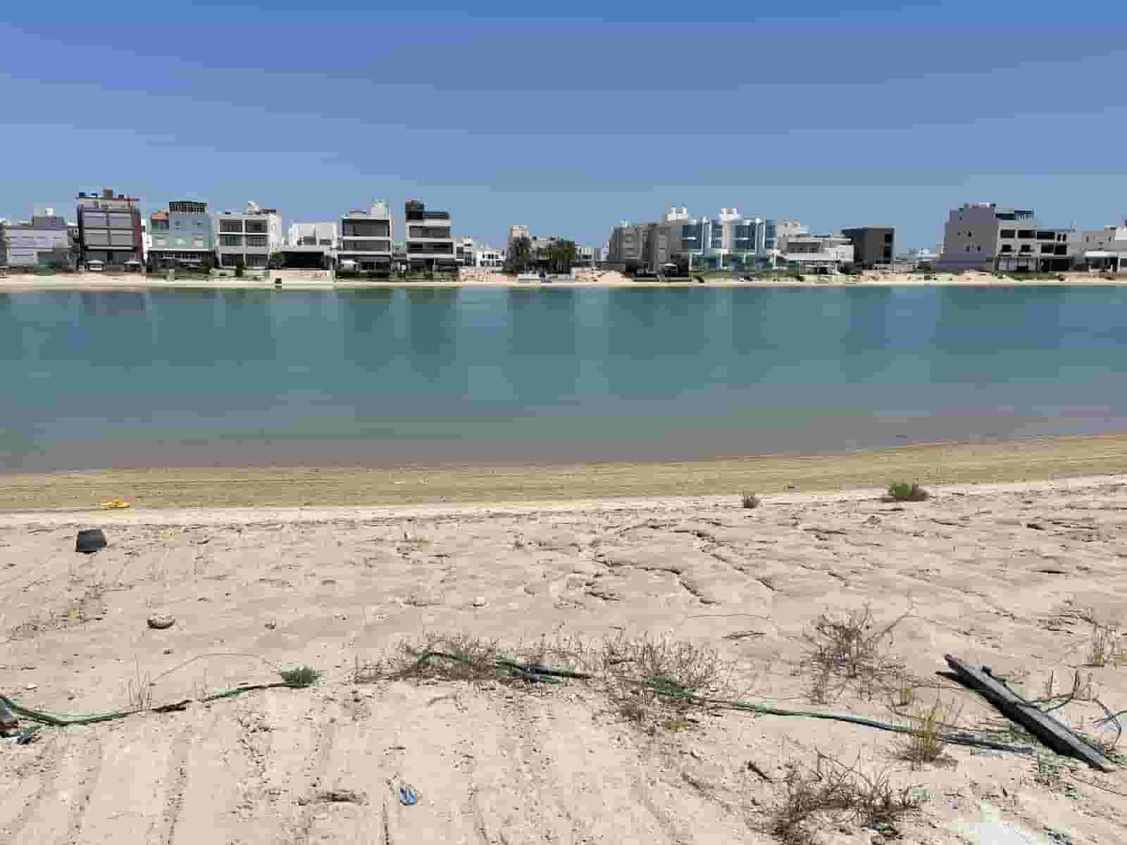 ارض على البحر في مدينة صباح الاحمد البحرية 