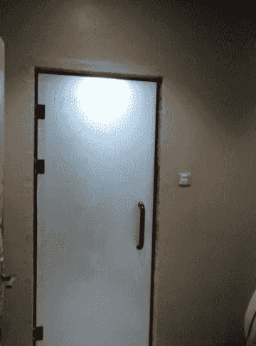 فني زجاج متخصص