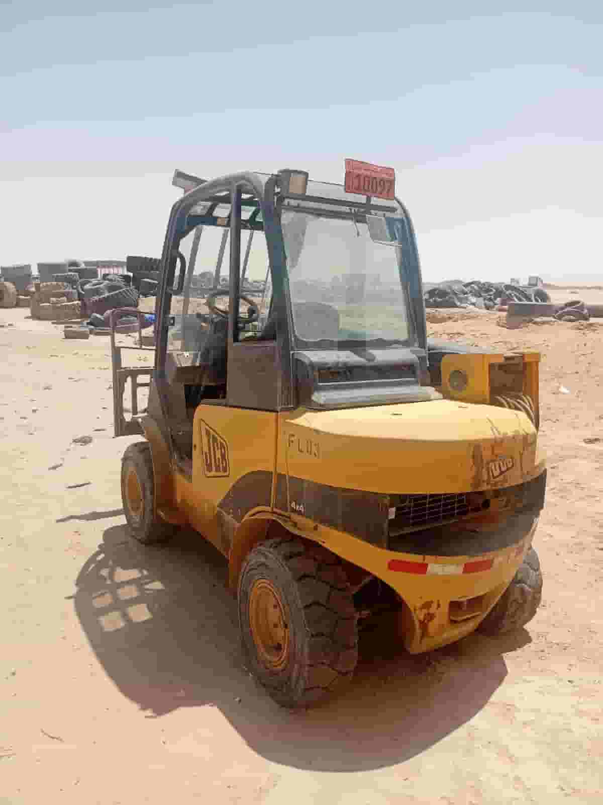 2 فوركلفت موديل 2010  JCB