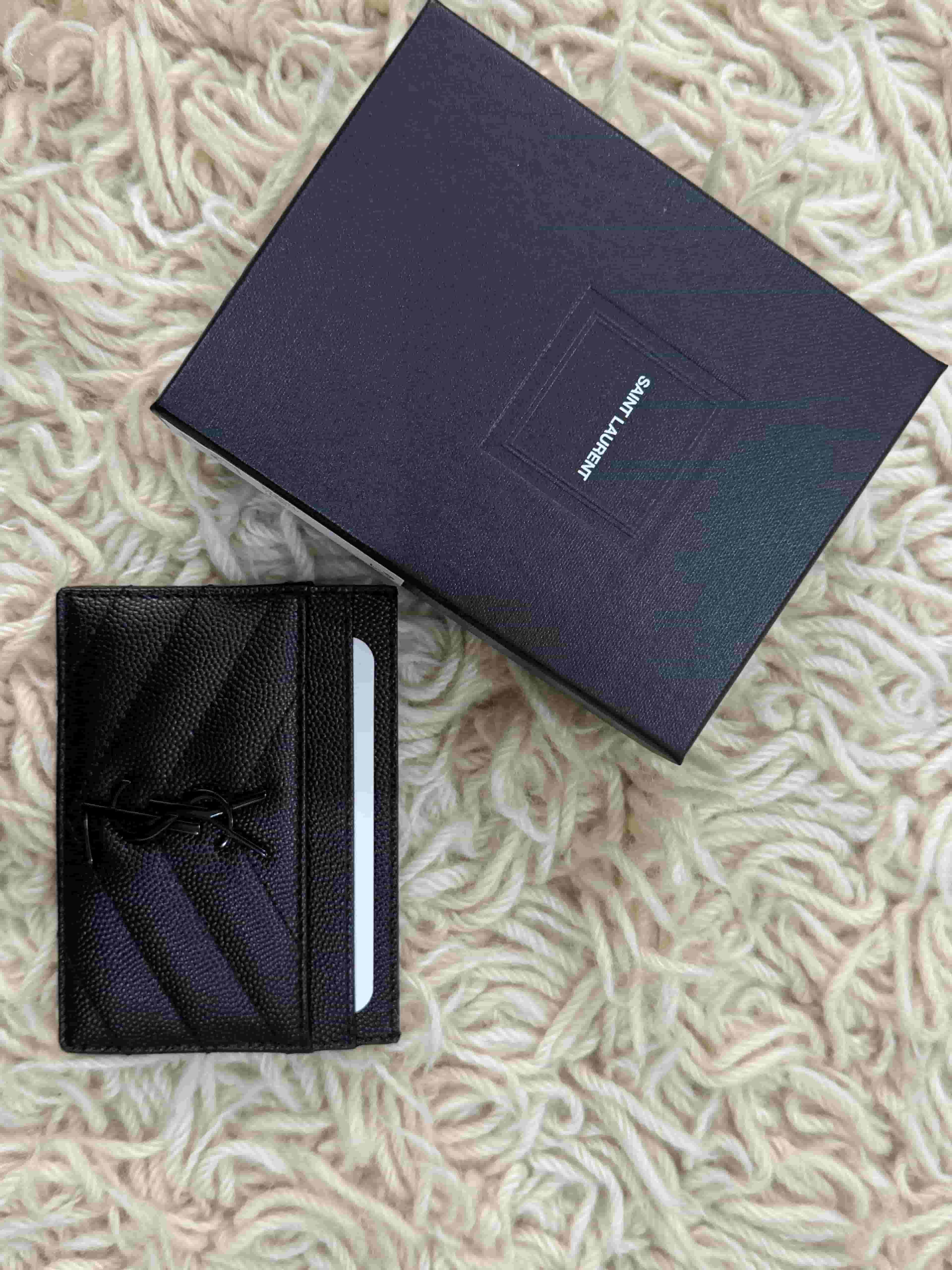 للبيع بوك سان لوران اصلي Card Holder للبيع بوك سان لوران اصلي Card Holder
